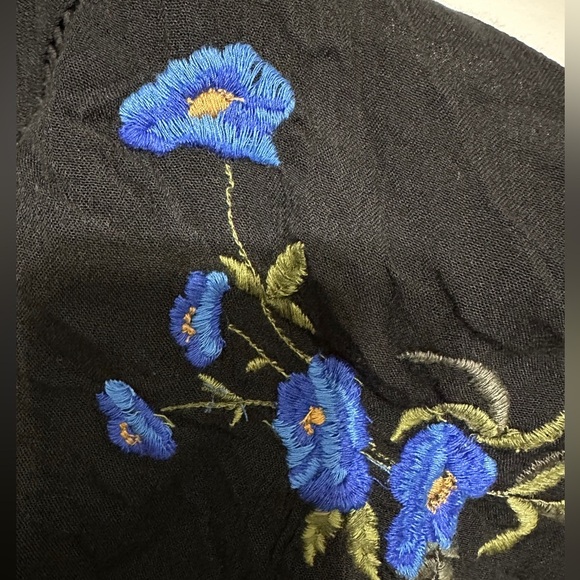 🛍️American Eagle outfitters embroidered cold shoulder top Size M excellent - Picture 4 of 9